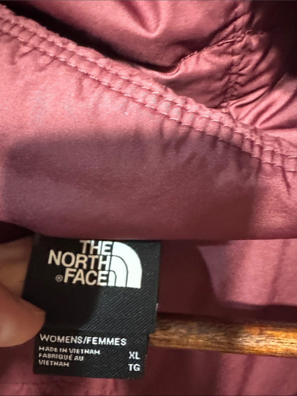 The North Face Women’s Hooded Puffer Jacket - cranberry - Picture 4 of 15